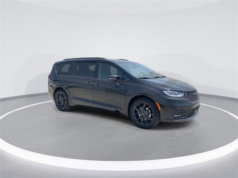 2024 Chrysler Pacifica Touring LImage 2