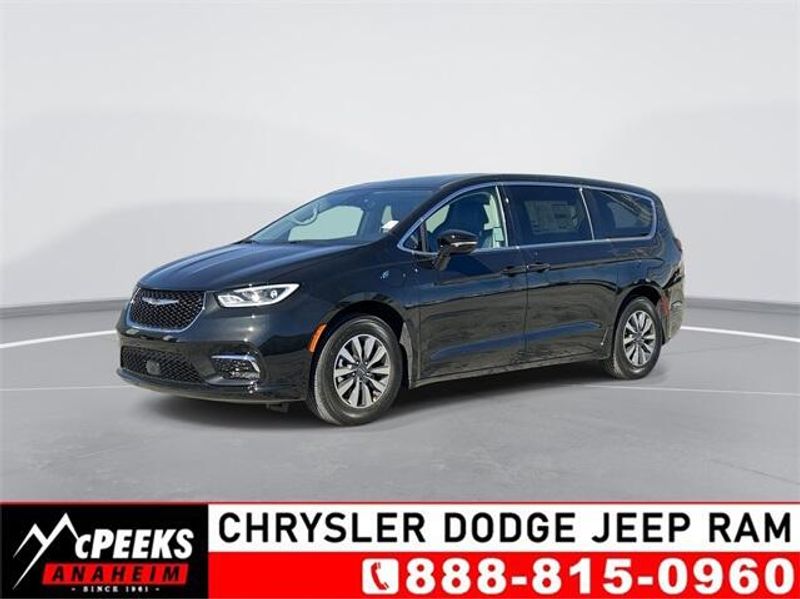 2024 Chrysler Pacifica Plug-in Hybrid SelectImage 1