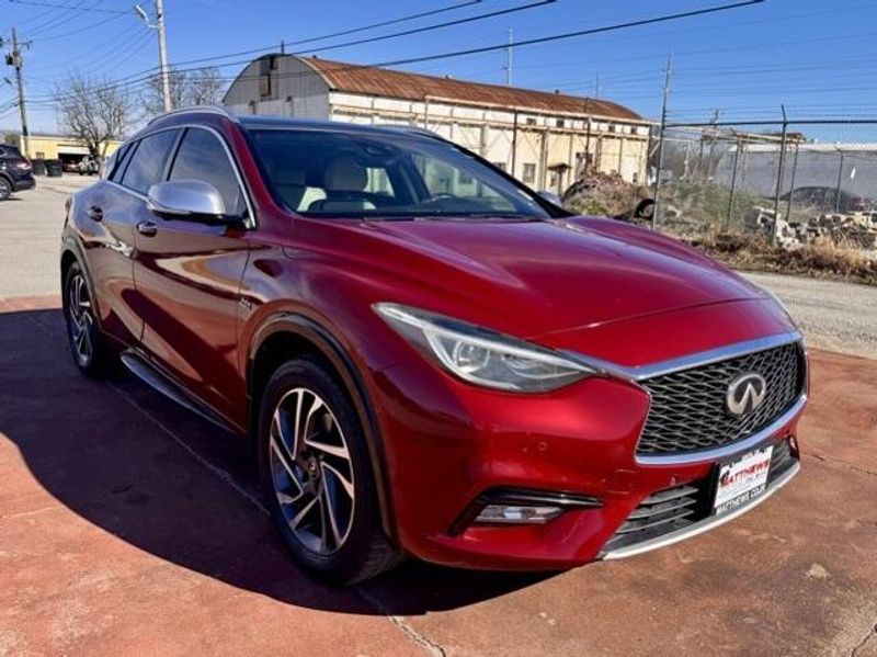 Used 2017 INFINITI QX30 PremiumImage 3