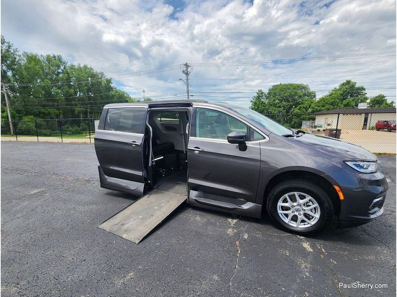 Used 2022 Chrysler Pacifica Touring L