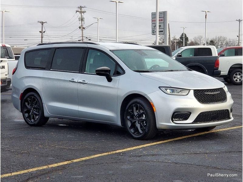 New 2026 Chrysler Pacifica Select