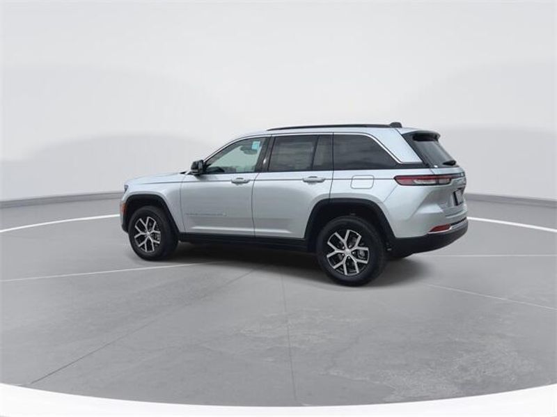 2024 Jeep Grand Cherokee Limited photo 4