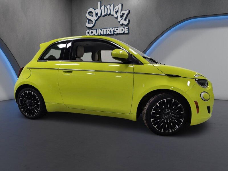 New 2025 Fiat 500e IconaImage 3