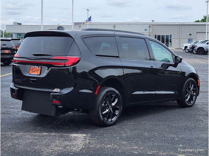 New 2026 Chrysler Pacifica Select