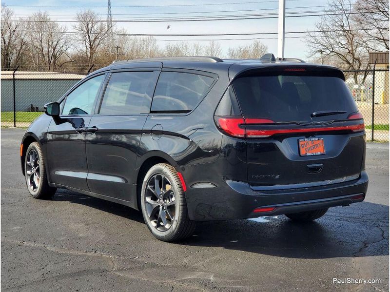 New 2026 Chrysler Pacifica Select