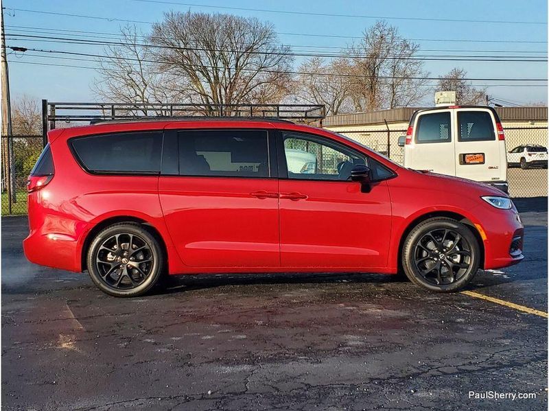 New 2026 Chrysler Pacifica Limited