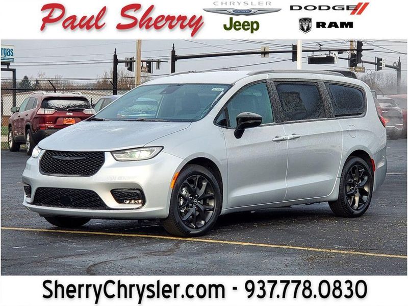 New 2026 Chrysler Pacifica Select
