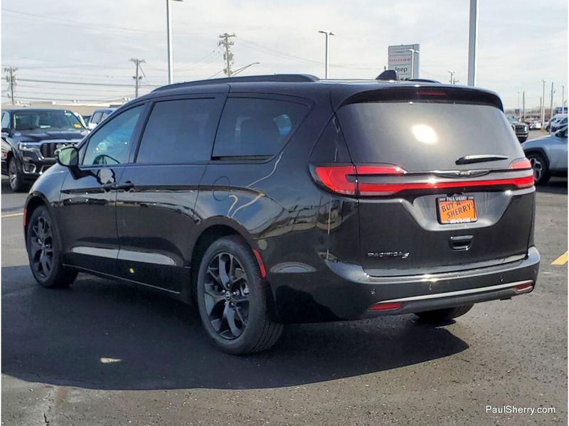New 2026 Chrysler Pacifica Select