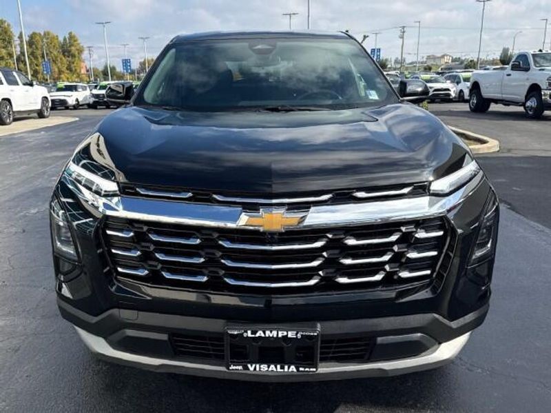 2025 Chevrolet Equinox LT photo 2