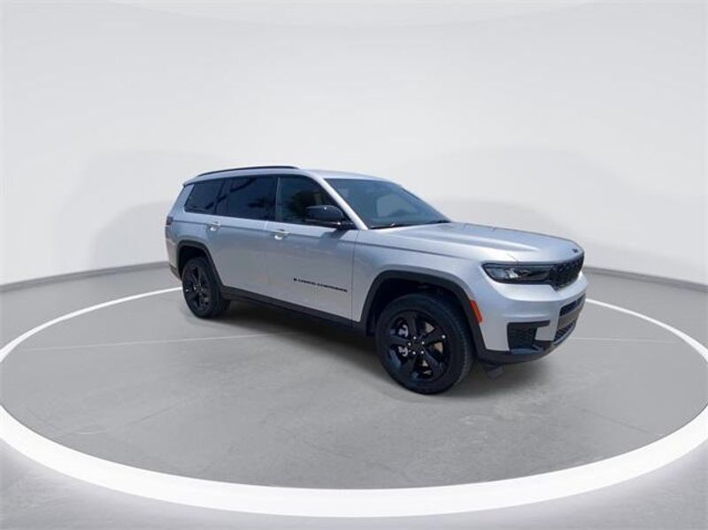 2024 Jeep Grand Cherokee Altitude photo 2