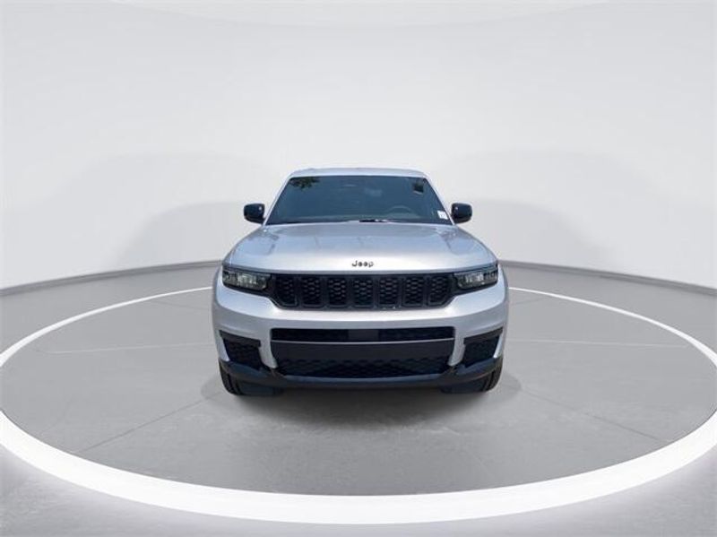 2024 Jeep Grand Cherokee Altitude photo 3