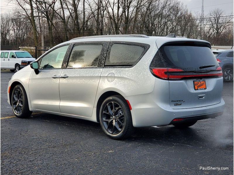 New 2026 Chrysler Pacifica Select