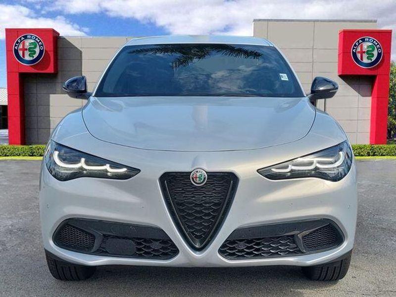 2025 Alfa Romeo Stelvio photo 2