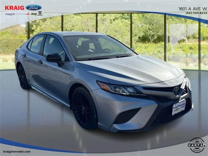 2020 Toyota Camry SE photo 3