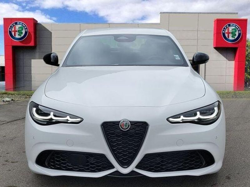 2025 Alfa Romeo Giulia photo 2