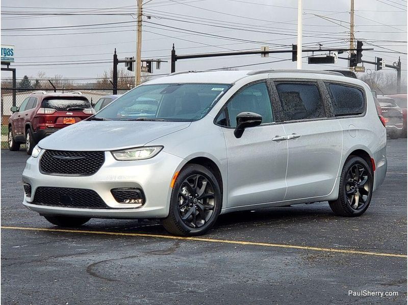 New 2026 Chrysler Pacifica Select