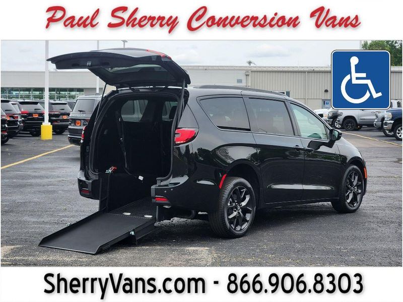 New 2026 Chrysler Pacifica Select