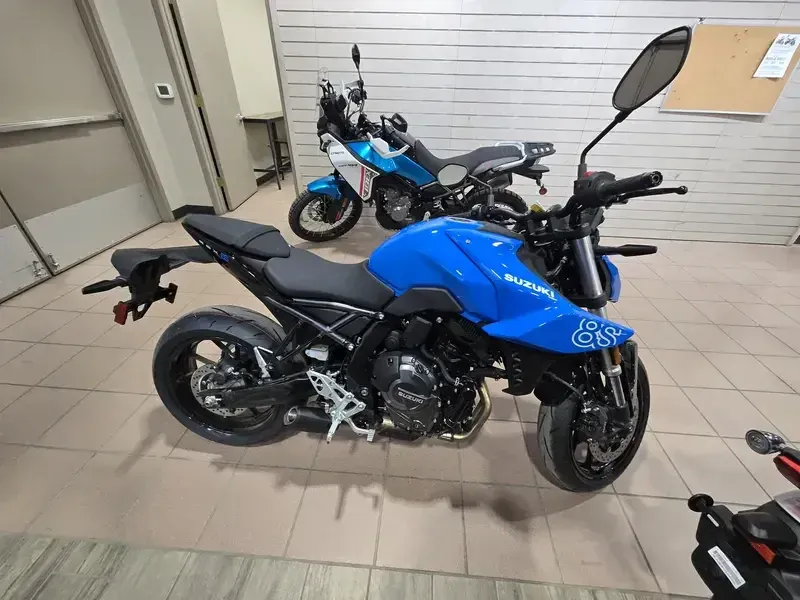 2025 Suzuki GSX8S GLASS SPARKLE BLACK AND PEARL COSMIC BLUE Image 3