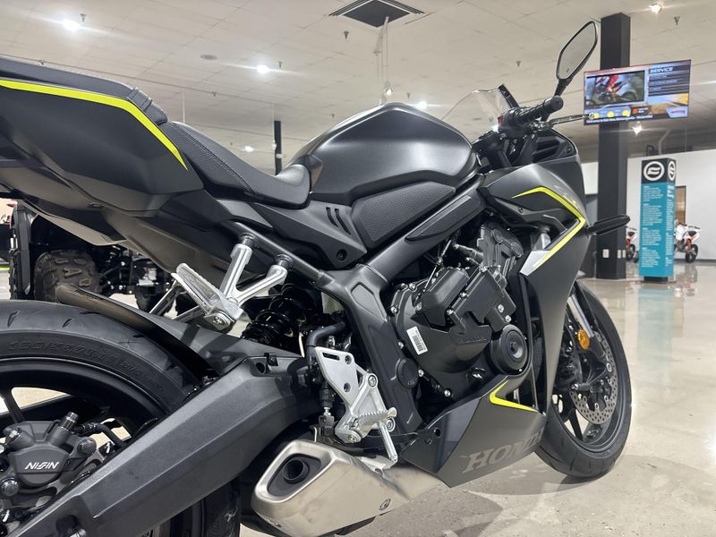 New 2026 Honda CBR650R E-CLUTCH Image 18