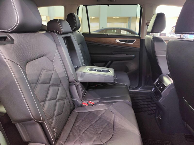 Used 2025 Volkswagen Atlas SE AWD w/TechnologyImage 12