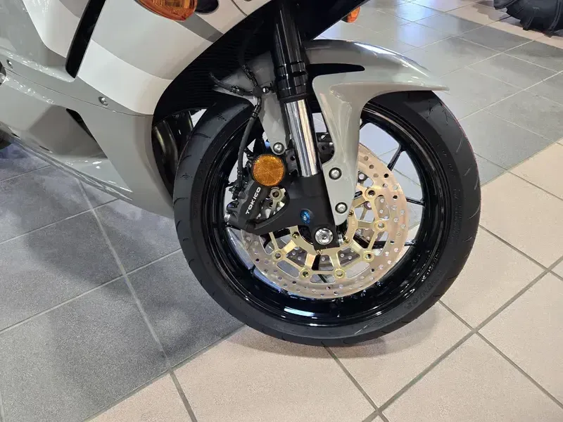 2025 Honda CBR600RR ABS DEEP PEARL GRAY Image 18