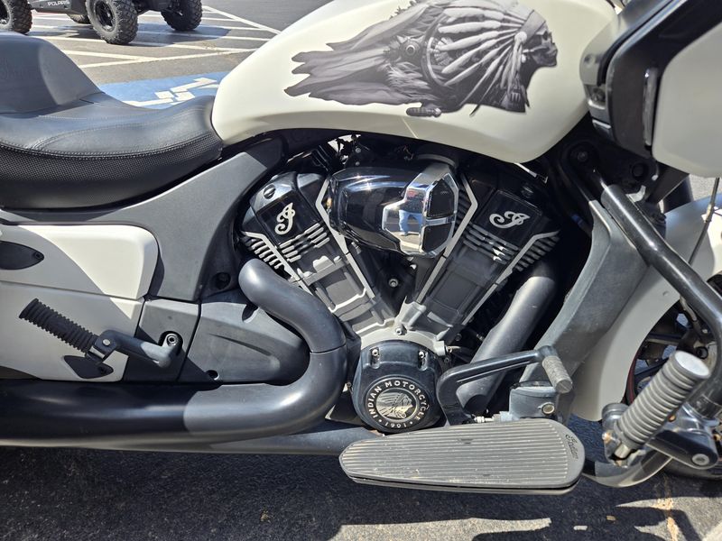 2020 Indian Motorcycle CHALLENGER DARK HORSE WHITE SMOKE Image 10
