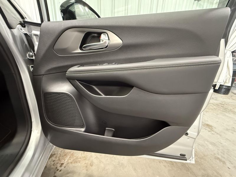 New 2026 Chrysler Pacifica SelectImage 12