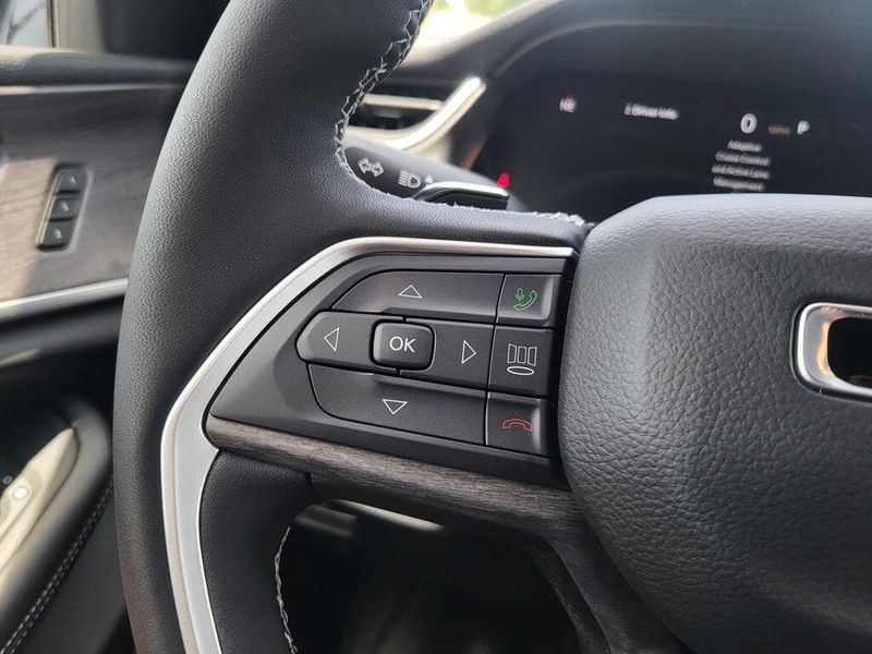 2025 Jeep Grand Cherokee L Limited 4x4Image 12
