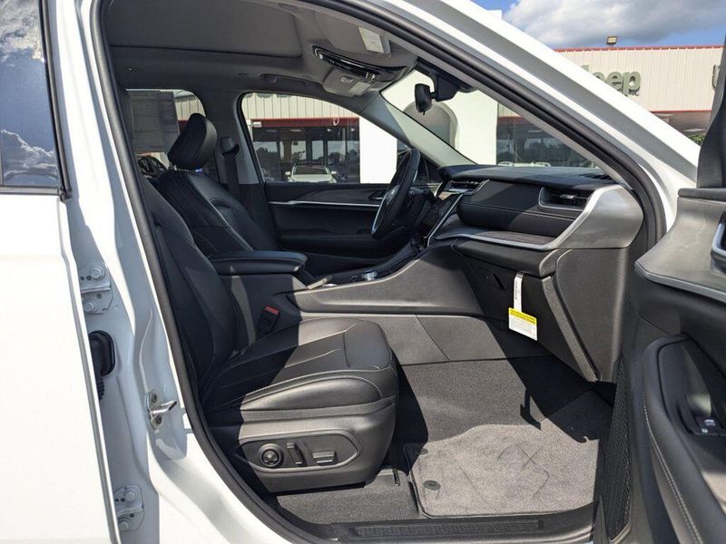 New 2024 Jeep Grand Cherokee L Limited 4x2Image 12