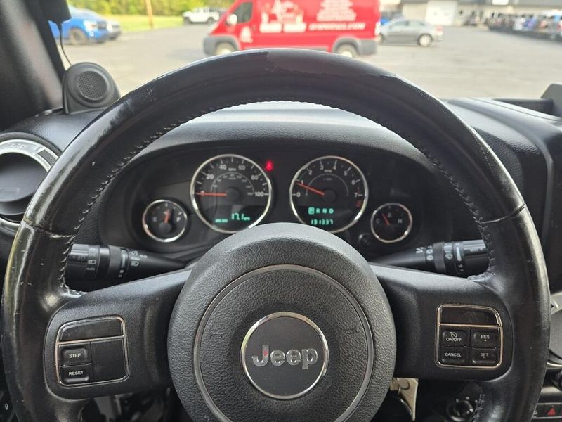 2014 Jeep Wrangler Unlimited Sahara photo 11