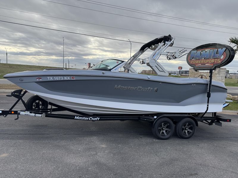 2023 MASTERCRAFT X24 Image 1