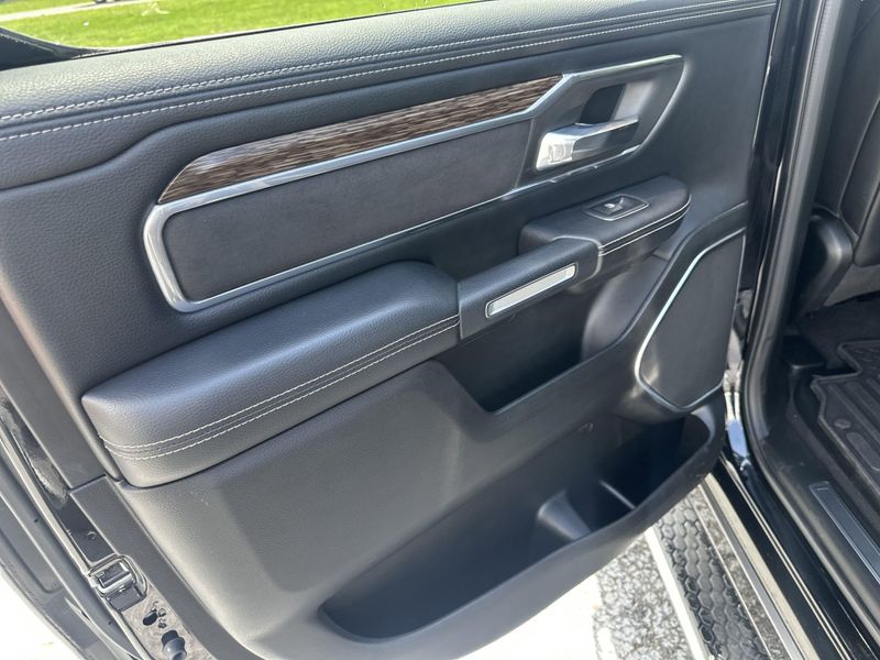 2019 RAM 1500 LaramieImage 18