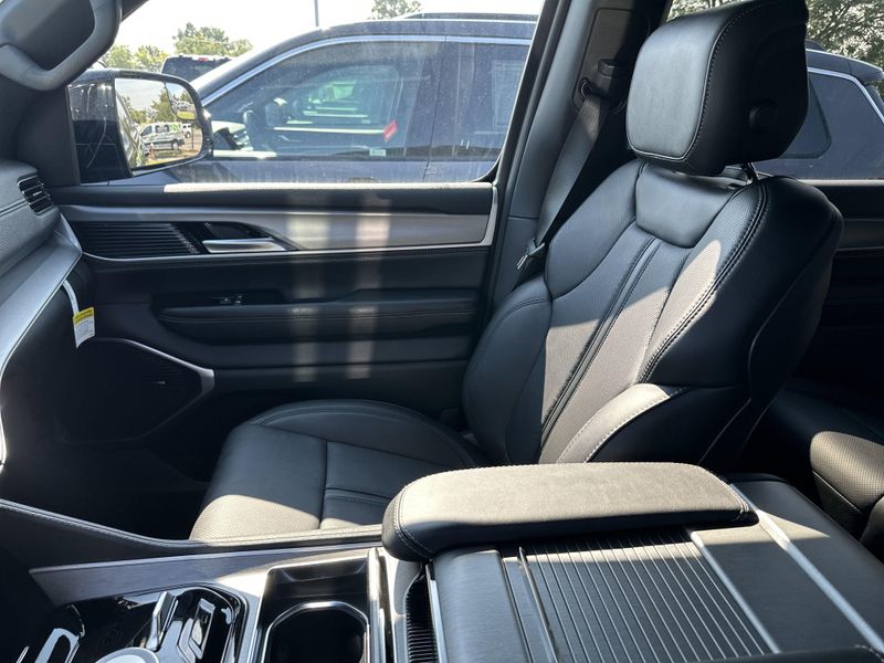 2025 Jeep Wagoneer Overland 4x4Image 34