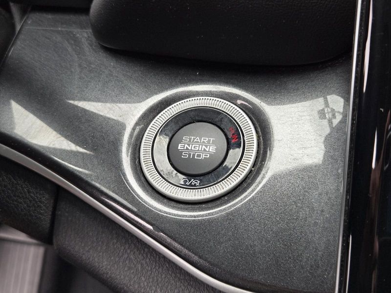 Used 2023 Jeep Grand Cherokee Laredo 4x2