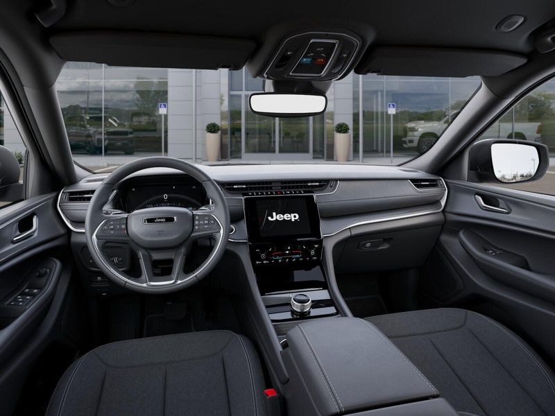 2025 Jeep Grand Cherokee Laredo 4x4