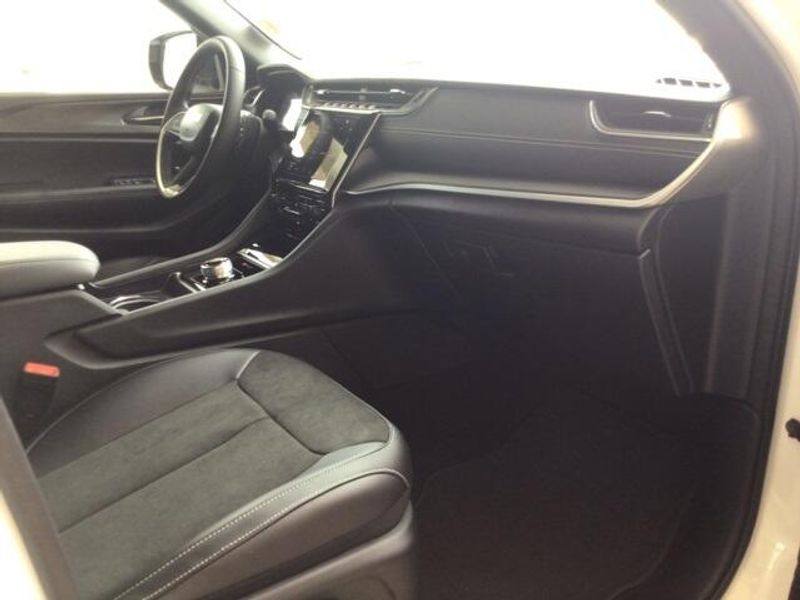 2025 Jeep Grand Cherokee Altitude X 4x2Image 16