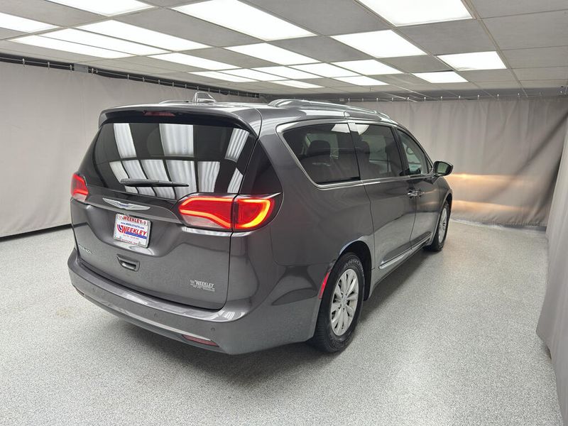 Used 2019 Chrysler Pacifica Touring LImage 4