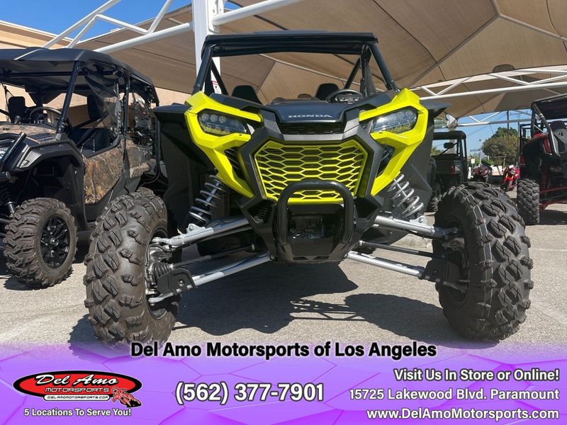 2022 Honda SXS10S2RDLN  in a TONIC YELLOW PEARL exterior color. Del Amo Motorsports of Los Angeles (562) 262-9181 delamomotorsports.com 