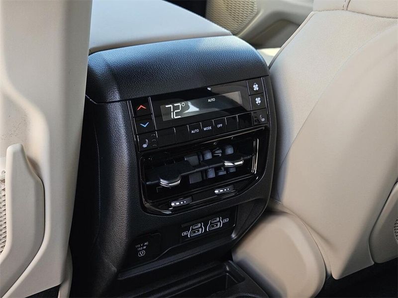 2025 Jeep Grand Cherokee L Limited 4x4Image 27