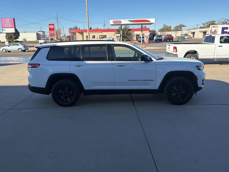 2024 Jeep Grand Cherokee Altitude photo 2