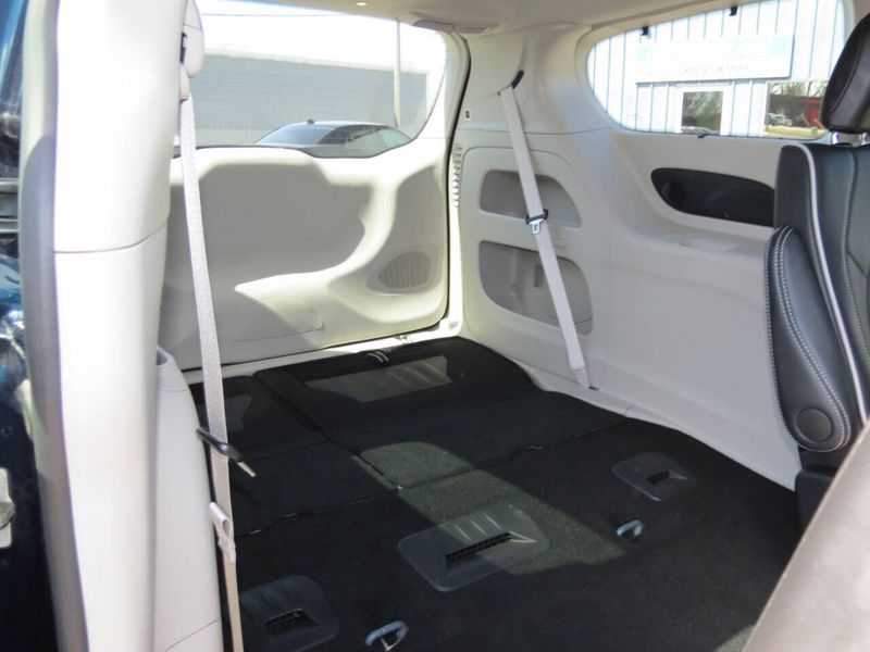Used 2024 Chrysler Pacifica Limited 4dr Mini VanImage 22