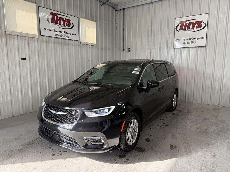 Used 2026 Chrysler Pacifica SelectImage 14
