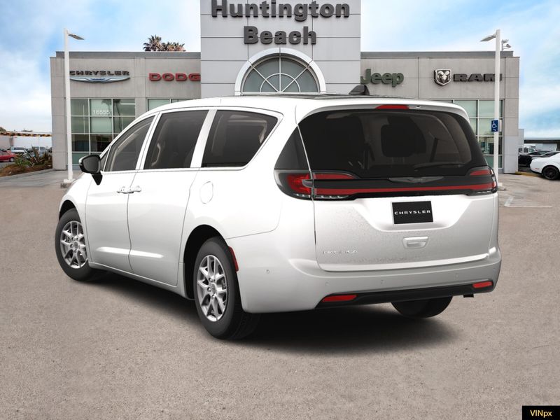 2024 Chrysler Pacifica Touring LImage 5