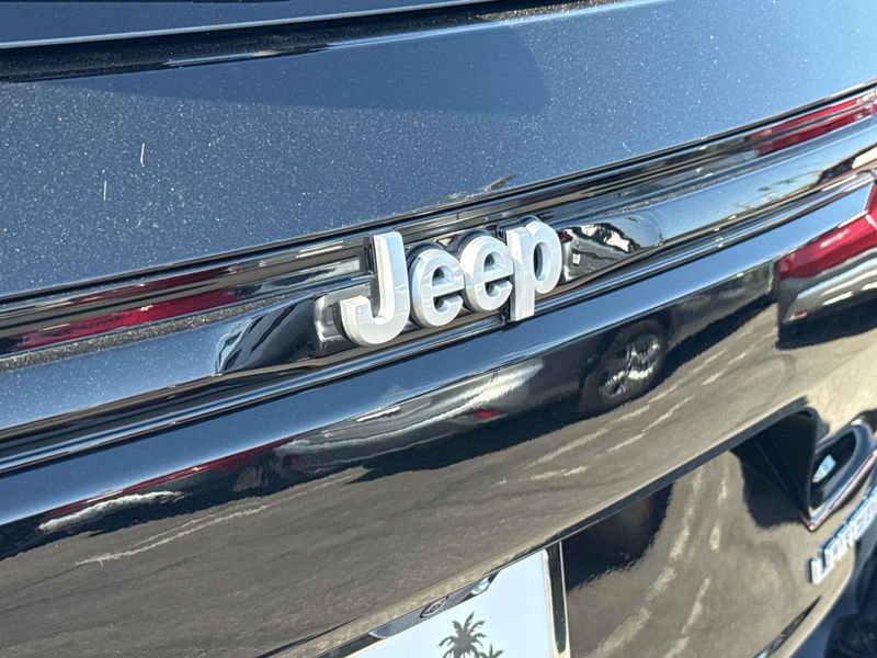 New 2026 Jeep Grand Cherokee Laredo X 4x2