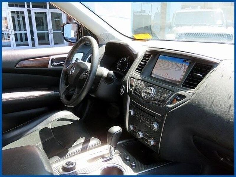 2017 Nissan Pathfinder PlatinumImage 8