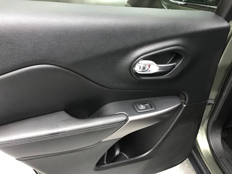 Used 2019 Jeep Cherokee LimitedImage 14