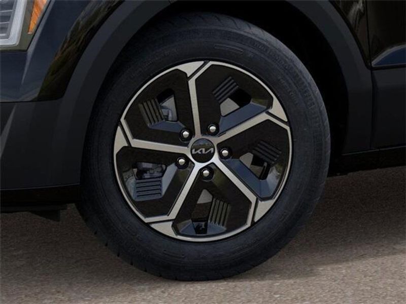 New 2025 Kia Niro LXImage 9