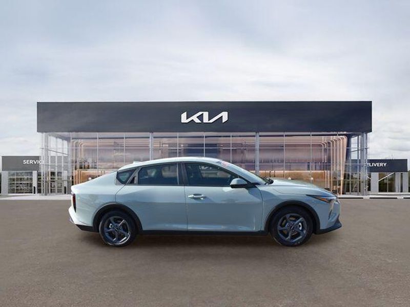 New 2026 Kia K4 LXSImage 2