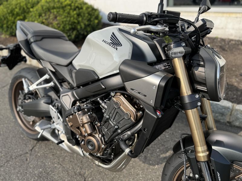 2025 Honda CB650R ECLUTCHImage 7