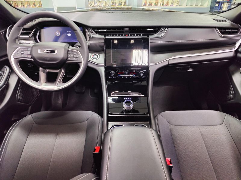 Used 2024 Jeep Grand Cherokee Laredo X Lux Tech V6 4x4Image 16